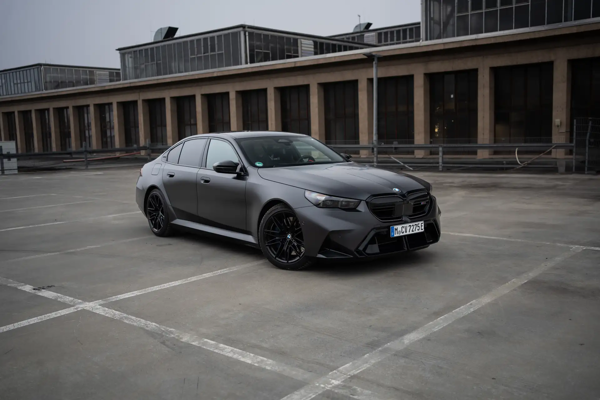 Unser BMW M5 in Frozen Black in der Frontansicht